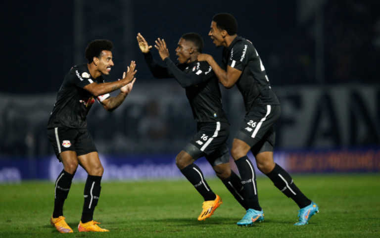 Bragantino dá show e goleia Flamengo