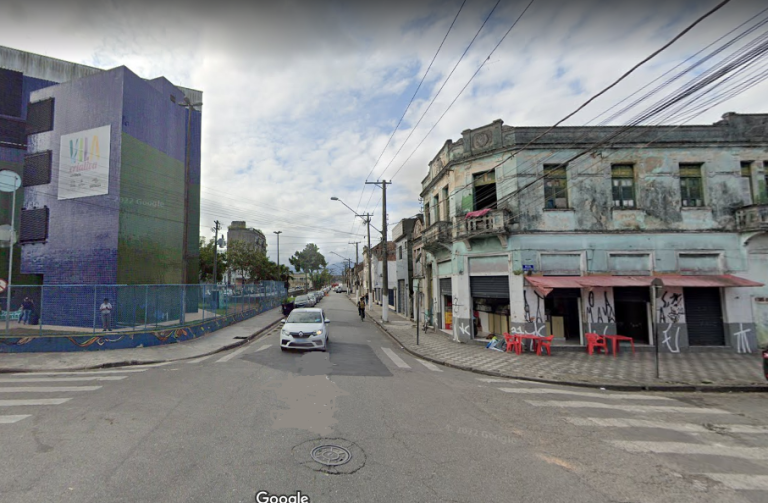 Evento para moradores em situação de rua interdita avenida de Santos