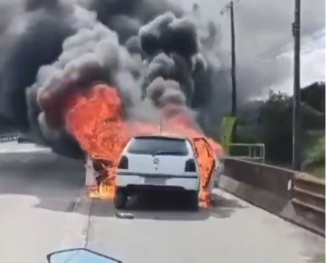 Carro pega fogo em rodovia do Litoral de SP