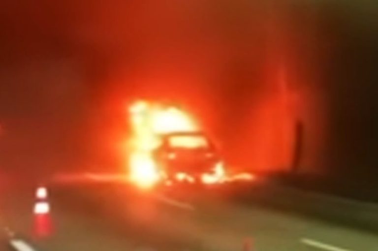 Carro fica destruído ao ser tomado pelo fogo na Imigrantes