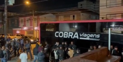 Time do Corinthians sofre protestos da própria torcida em Santos e confusão força retorno à Capital