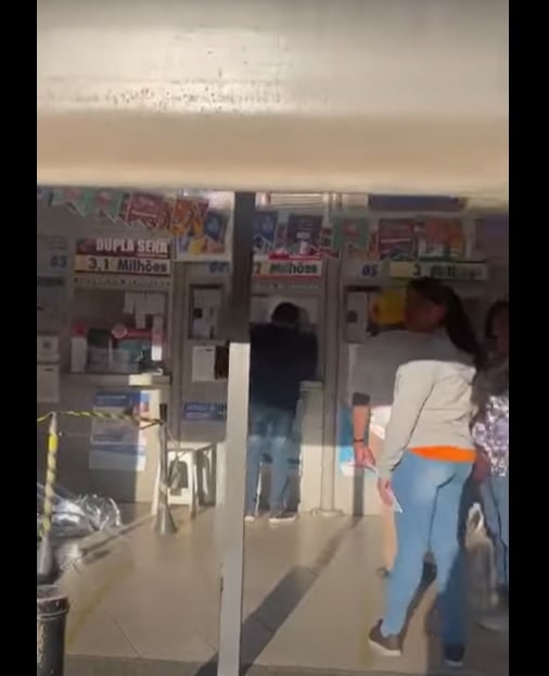 Atendimento continua apesar de corpo dentro de lotérica em São José dos Campos. (Imagens: Redes Sociais)