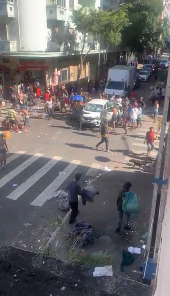 Dependentes químicos atacam motorista de aplicativo e depredam o veículo