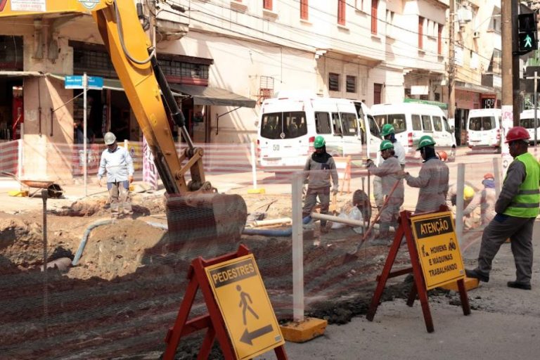 Obras do VLT alteram trânsito na região central de Santos