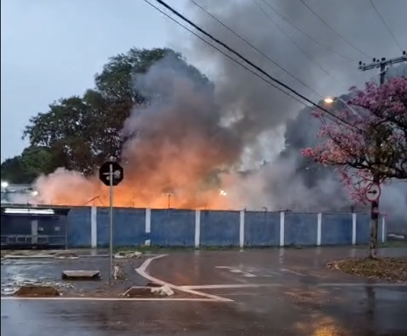 Incêndio ocorre em depósito no Taquaral, em Campinas