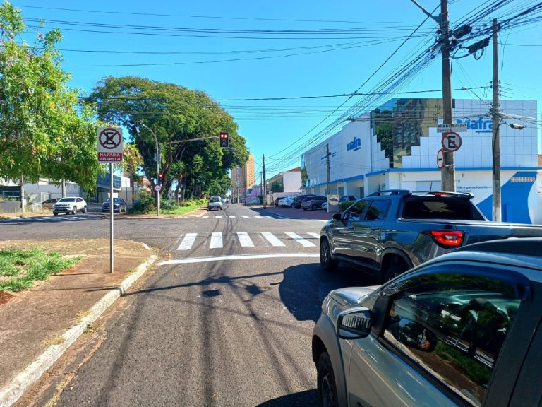 Instalação de novo semáforo na 9 de Julho