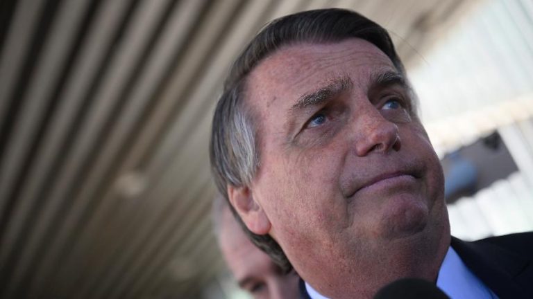 Bolsonaro é alvo de operação e PF pede passaporte