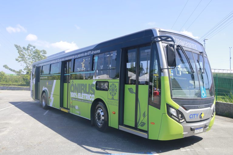 Prefeitura de Guarujá entrega novos ônibus para a população