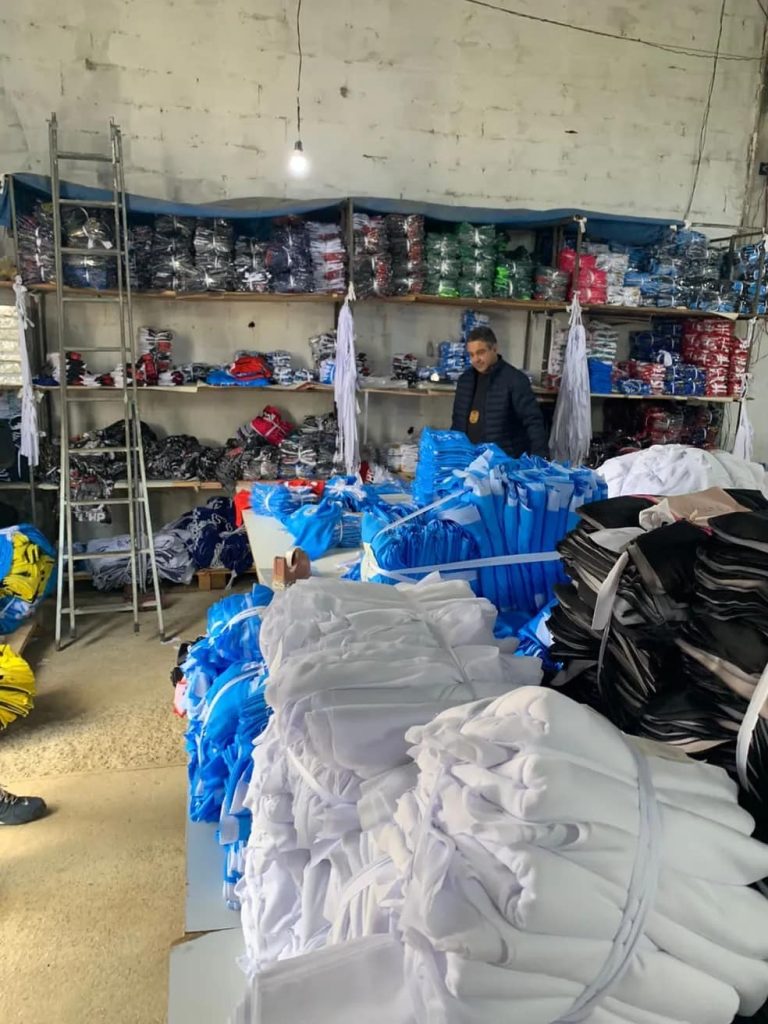 Mais de 100 mil peças de roupas falsificadas são apreendidas pela polícia em Potim