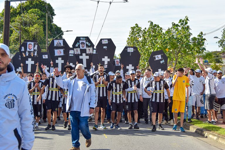 Torcida do Santos FC vai ao CT Rei Pelé para protestar