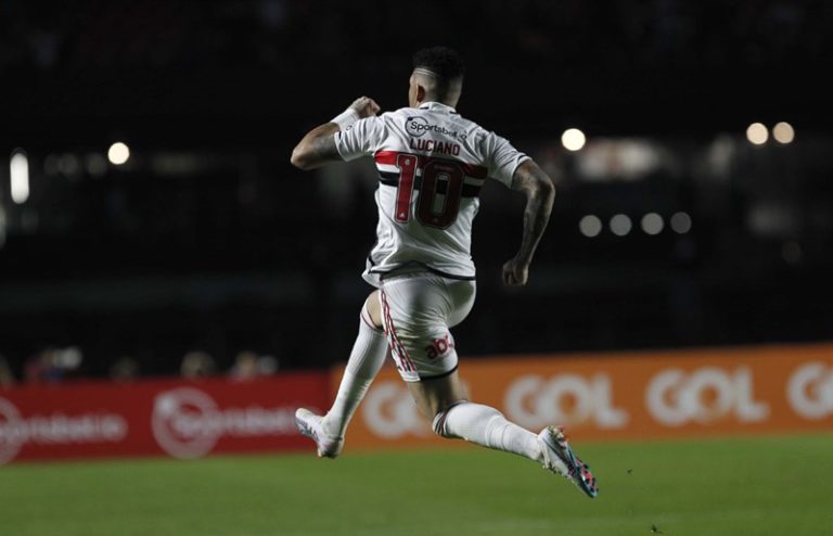 São Paulo vira contra o Athletico no Morumbi e encosta no G4