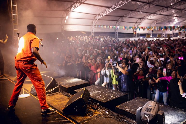 Mumuzinho agita o público na abertura do “Festão Cubatão”
