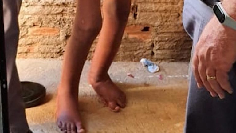 Menino resgatado pela PM em barril é adotado