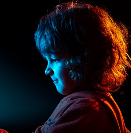 Uso excessivo de telas pode prejudicar as crianças: pediatra explica como evitar estrago