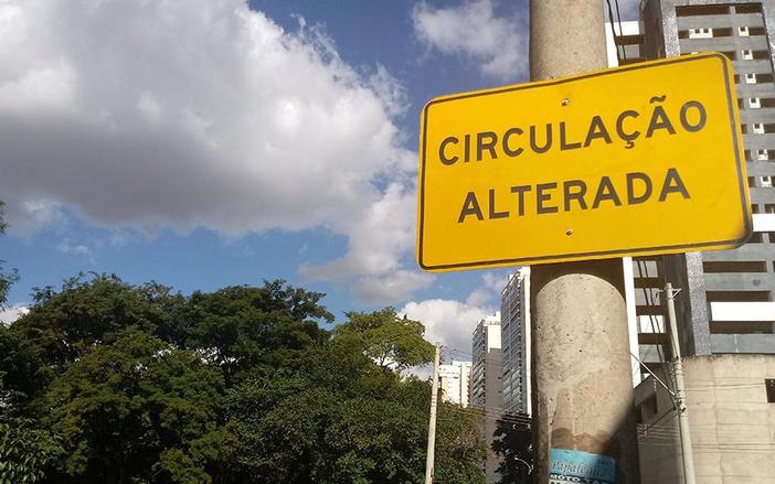 Rua com sentido alterado no centro de Ribeirão