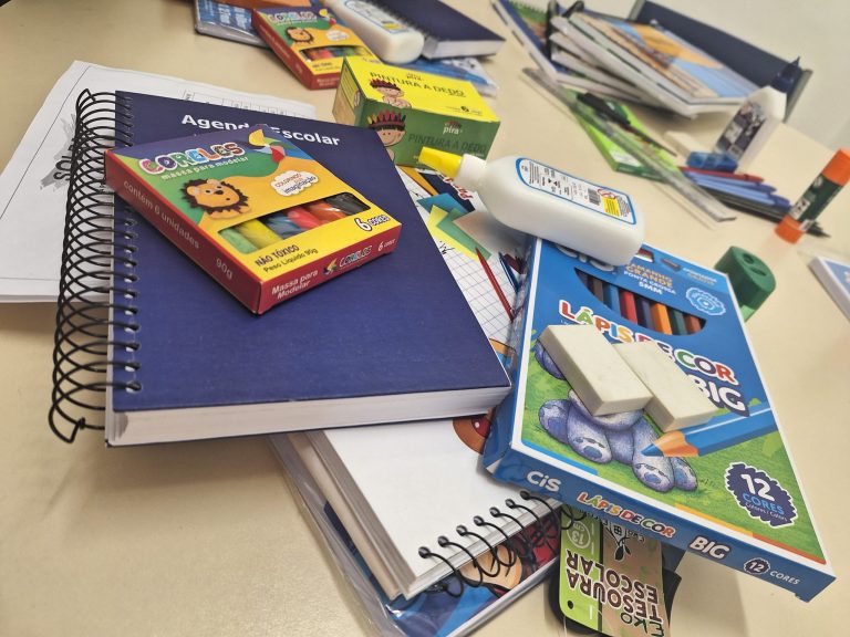 Após cinco meses de atraso, prefeitura de Taubaté entrega kits de material escolar para alunos de escolas municipais