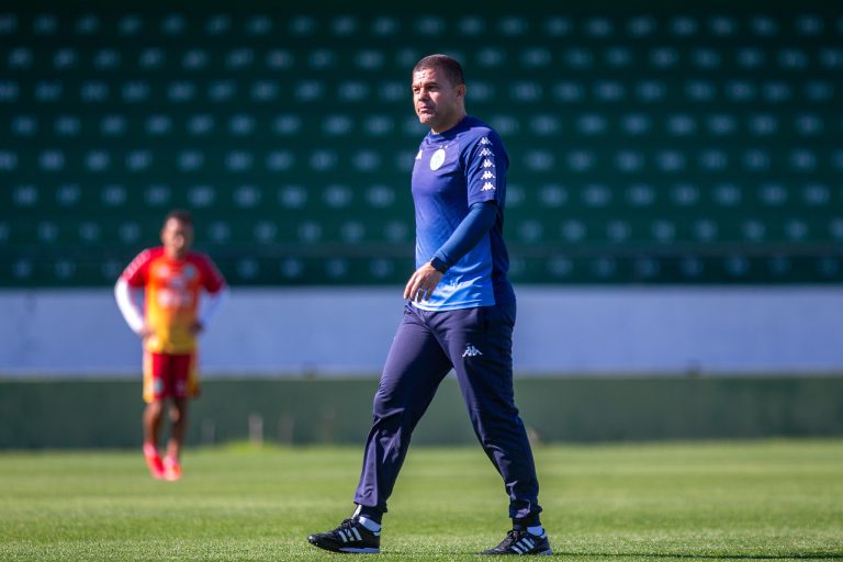 Louzer pede frieza após a derrota em Ribeirão