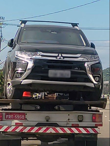 Carro de luxo é recuperado após roubo no Guarujá