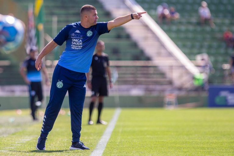 Louzer valoriza entrega, mas afirma que desempenho do time foi abaixo