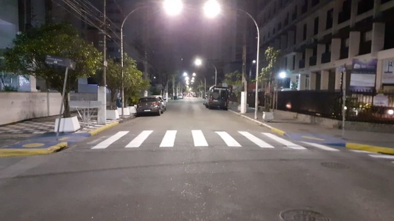 Guarujá implanta nova sinalização viária em diversas ruas e avenidas