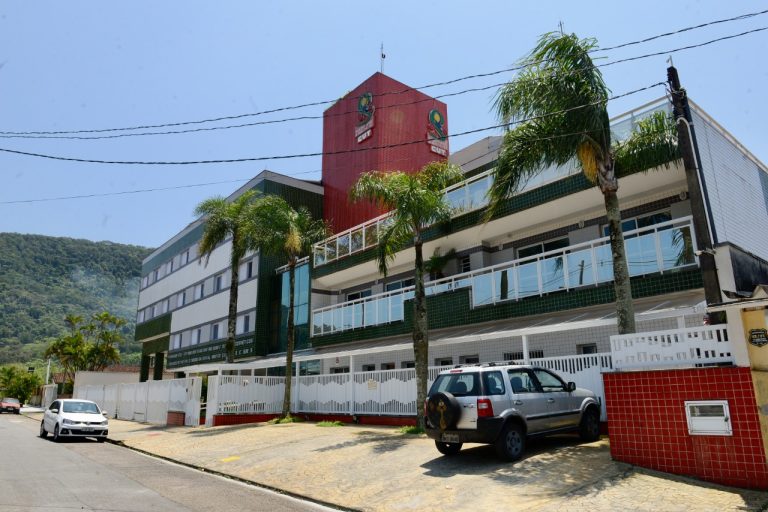 Afegãos em Praia Grande devem ficar na colônia de férias até agosto, diz secretário de Justiça