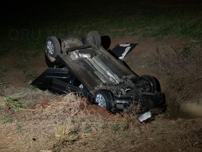 Capotamento em Serrana deixa dois feridos