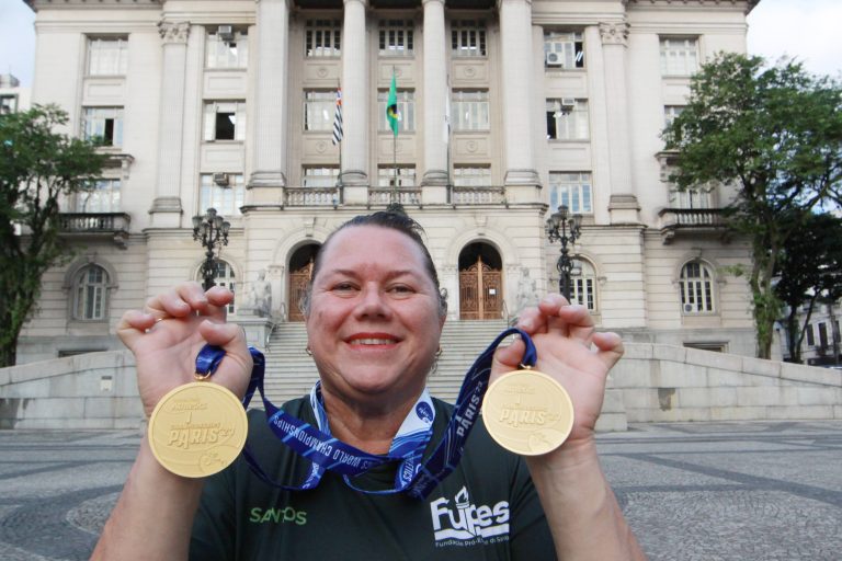 Tapete estendido para Beth Gomes ser recebida com honras em Santos