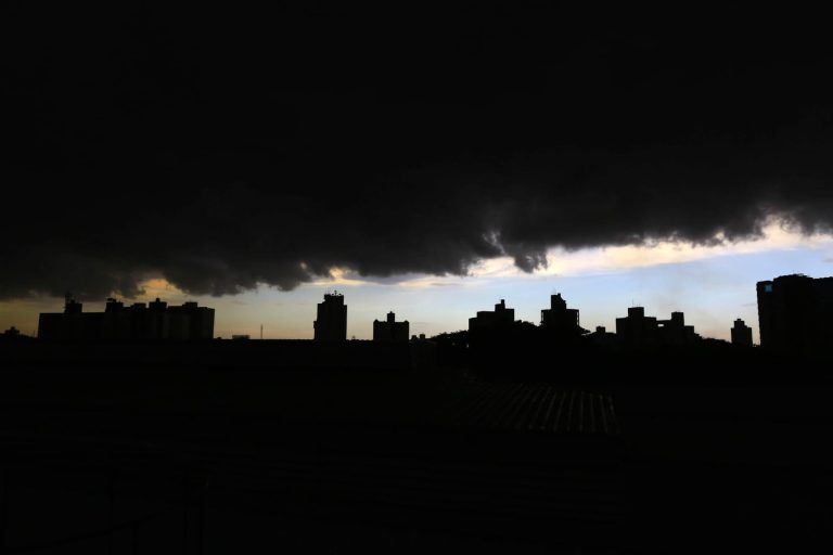 Ciclone no RS e SC com ventos de 140 km/h deixa um morto e 468 mil sem energia