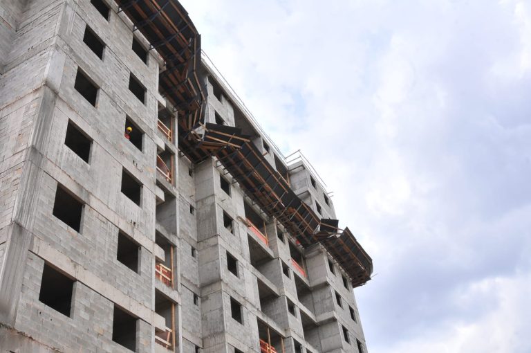 Veja se vale a pena financiar um imóvel antes da queda de juros