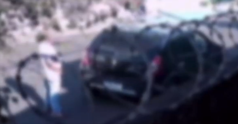 Vídeo flagra o momento em que homem se masturba em frente à escola infantil