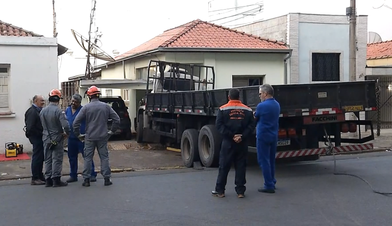 Caminhão desgovernado invade casa em Piracicaba