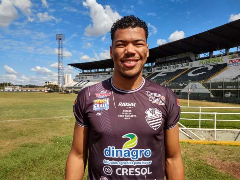 Comercial contrata atacante