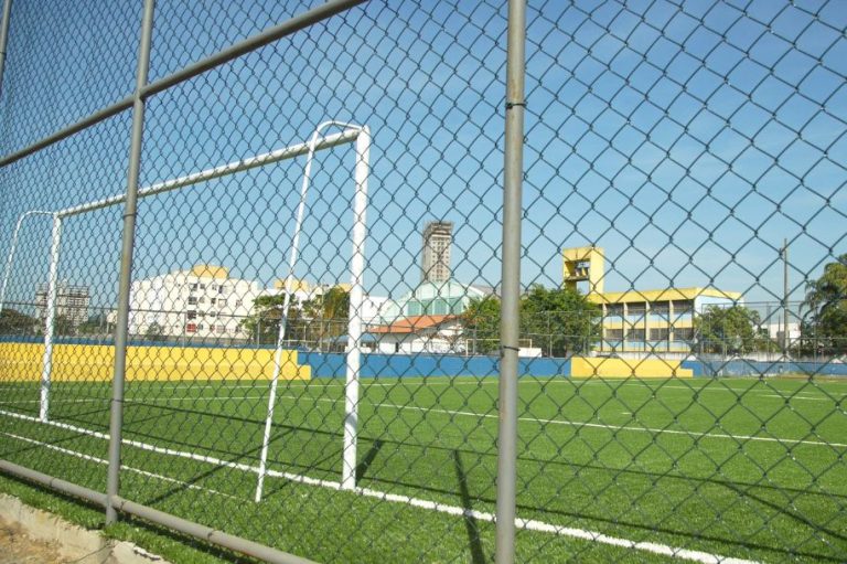 Hora da bola rolar na moderna quadra de futebol society de São Vicente