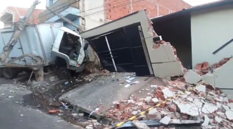 Caminhão desgovernado perde o freio e atinge duas casas em Indaiatuba