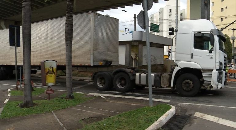 Caminhão carregado com 30 toneladas perde o freio e invade a Av. Norte-Sul