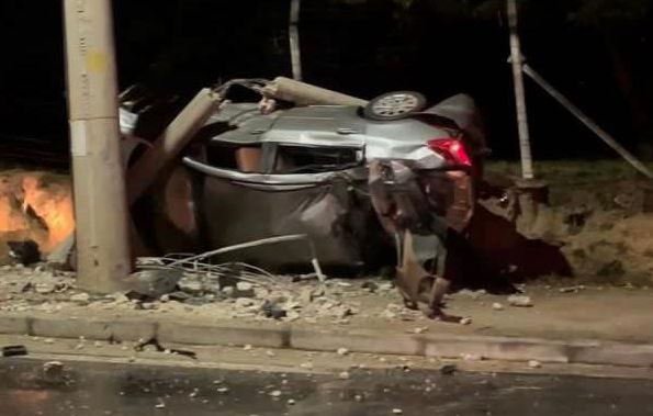 Motorista bate em poste e capota veículo em Campinas