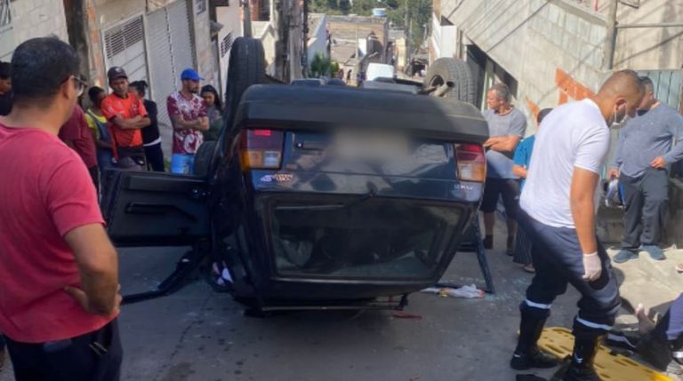 Carro com família capota em Várzea Paulista
