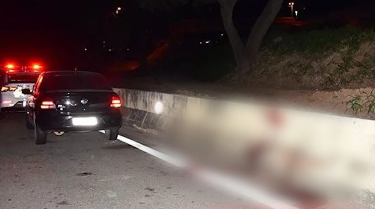 Homem para no acostamento e é morto à facadas na Rodovia Anhanguera
