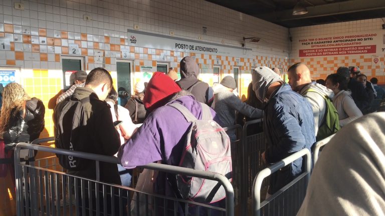 Fila que usuários enfrentaram para trocar bilhete único