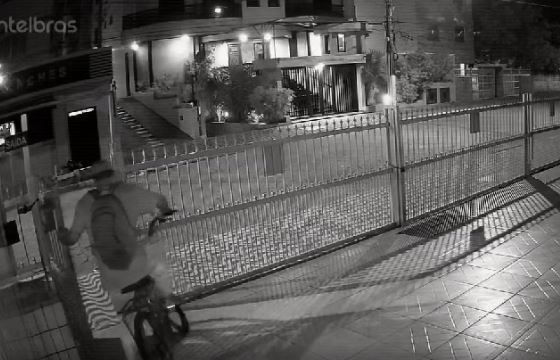 VÍDEO – Criminosos invadem prédio em Praia Grande e furtam bicicleta