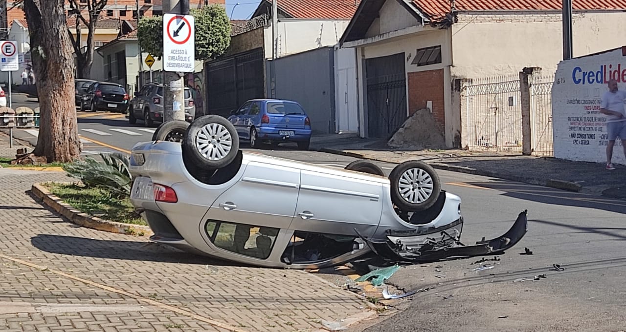Acidente entre dois carros termina em capotamento em Piracicaba