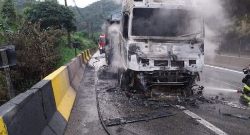VÍDEO – Carreta pega fogo em rodovia de Santos