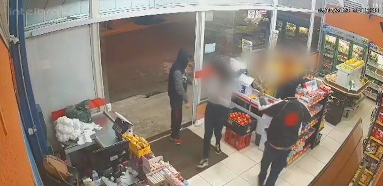 Ladrões armados são flagrados roubando mercadinho em Cosmópolis