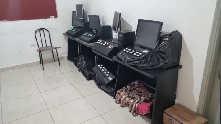 Polícia “estoura” local de jogo clandestino e apreende máquinas caça-níqueis
