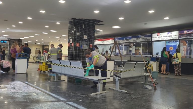 Parte do teto cai sobre jovem que esperava ônibus no terminal rodoviário