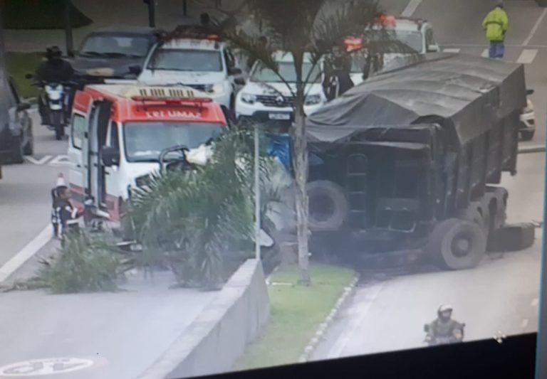 VÍDEO – Caminhão bate em viaduto da Entrada de Santos