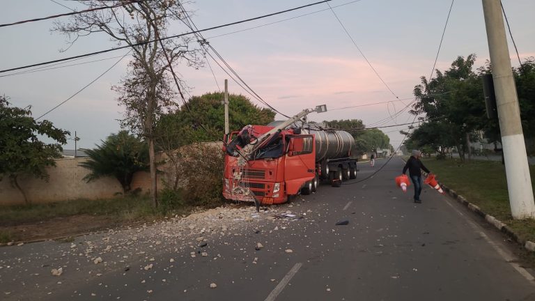 Caminhoneiro perde o controle e arranca poste em Paulínia