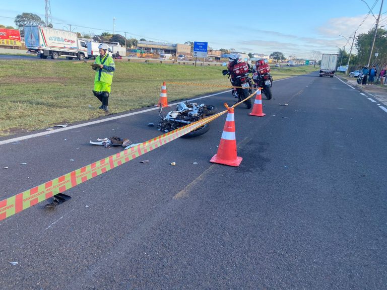 Motociclista morre após acidente envolvendo caminhão na marginal da rodovia Anhanguera