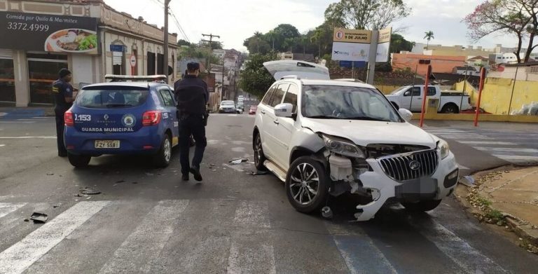 Três guardas ficam feridos após colisão em cruzamento da região