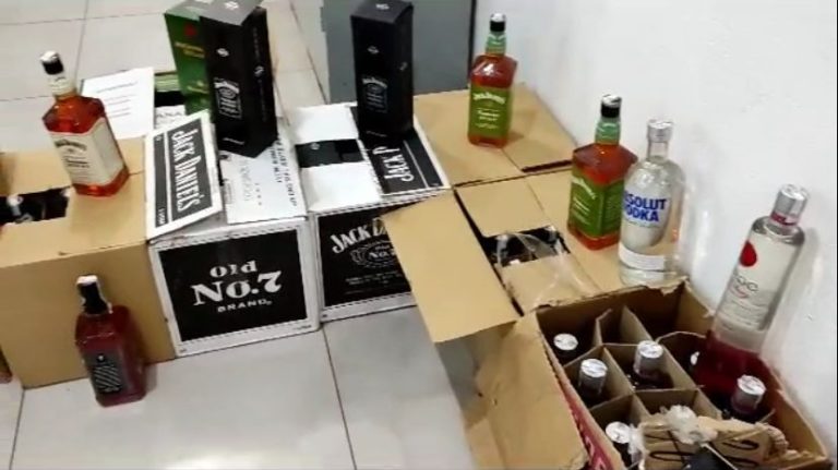 Casal é abordado com mais de 130 garrafas de bebidas alcoólicas falsificadas